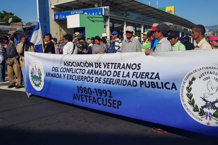 Veteranos bloquean la alameda Juan Pablo II