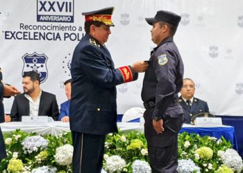 Condecoran a 71 elementos de la PNC con medalla a la Excelencia Policial