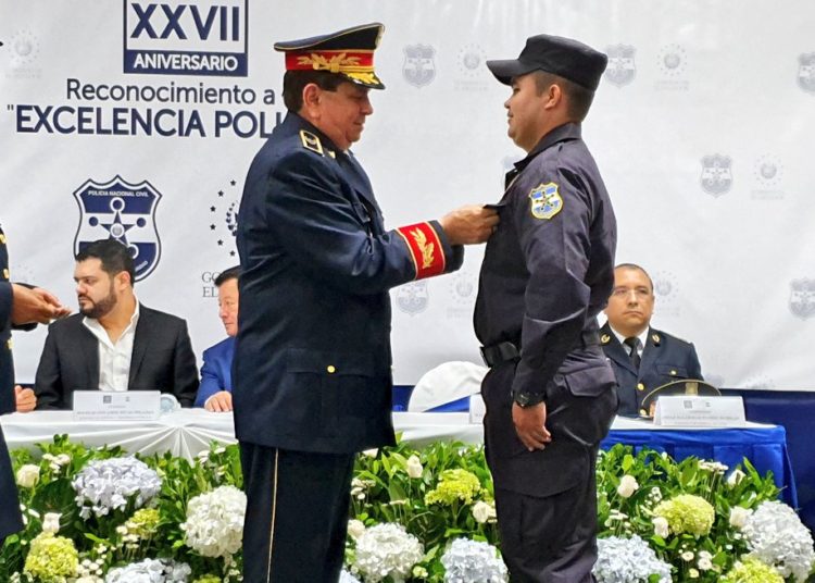 Condecoran a 71 elementos de la PNC con medalla a la Excelencia Policial