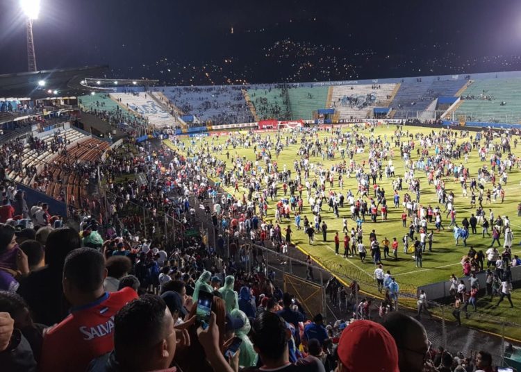 (VIDEO): Disturbios en el clásico del fútbol hondureño deja tres muertos y decenas de heridos