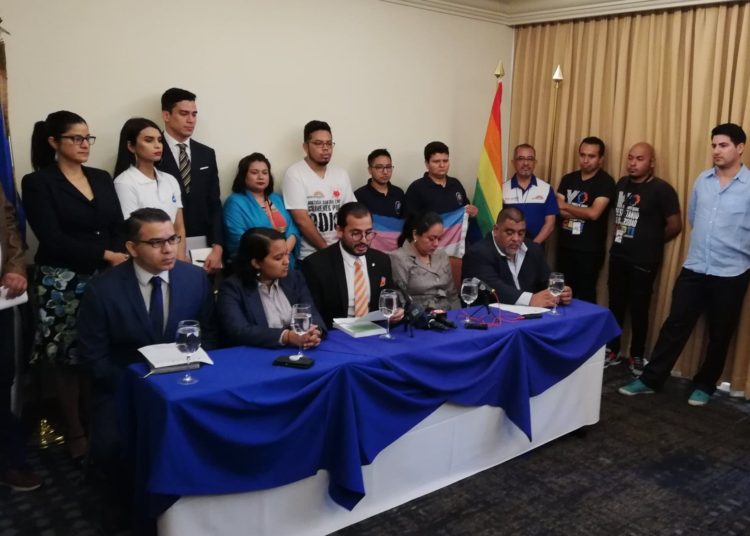 Población LGBTI pide a FGR y Asamblea Legislativa pronunciarse a favor de unión de personas del mismo sexo
