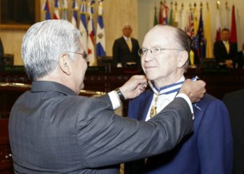 Empresario Ricardo Poma es reconocido con Orden al Mérito 5 de noviembre 1811