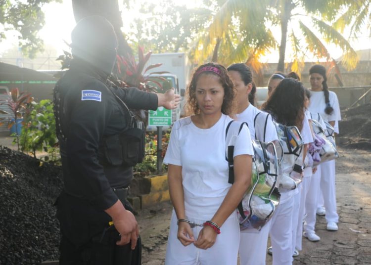 Trasladan a 130 pandilleras del penal de Quezaltepeque, a cárcel de mujeres