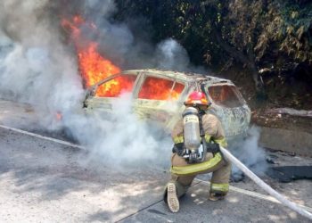 (VIDEO) Hombre compra vehículo y al estrenarlo se le incendia en las cercanías redondel Integración
