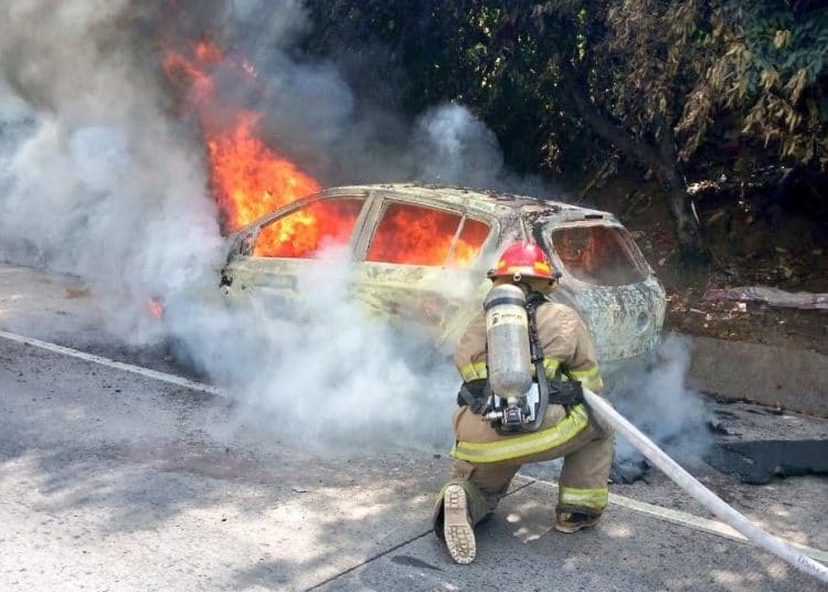 (VIDEO) Hombre compra vehículo y al estrenarlo se le incendia en las cercanías redondel Integración