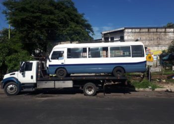Microbusero sin licencia provoca accidente de tránsito cuando manejaba en sentido contrario