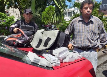 (VIDEO) Detienen a hombre que comercializaba medicamentos del ISSS
