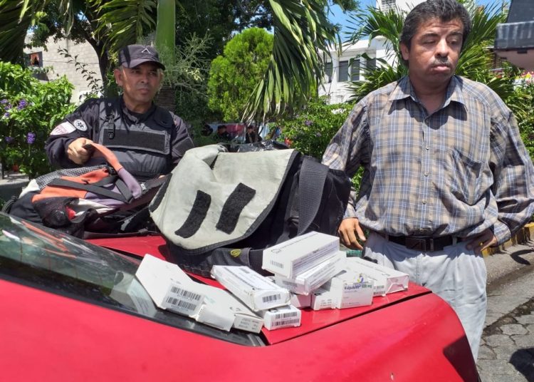 (VIDEO) Detienen a hombre que comercializaba medicamentos del ISSS
