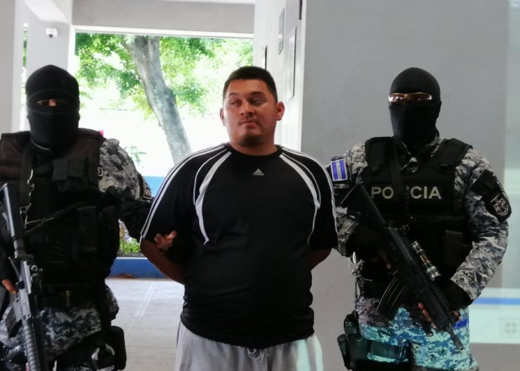 (VIDEO) Con voz entrecortada, hombre pide perdón por golpear a gestor del VMT