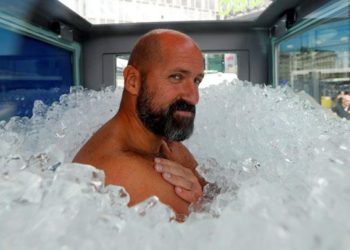 (VIDEO) Austriaco rompe récord mundial por estar más tiempo bajo el hielo