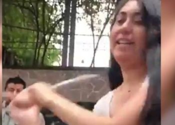 (VIDEO) Autoridades de México buscan a #LadyPiñata por destrozar un auto y herir a ocupante