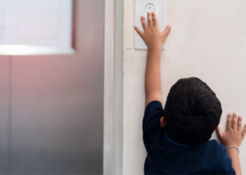 (VIDEO) Una niña salva a su hermano de morir ahorcado en un elevador