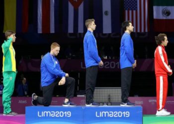(VIDEO) Atleta se arrodilla en protesta contra Trump al escuchar el himno de EE.UU. en los Panamericanos