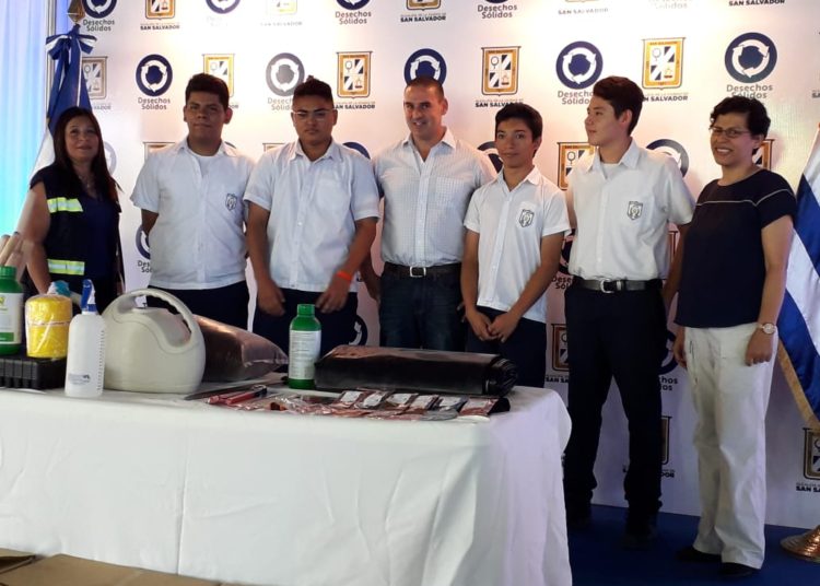 Alcaldía de San Salvador entrega 40 kits para huertos escolares