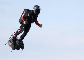 (VIDEO) El francés Franky Zapata cruzó con éxito el Canal de la Mancha en su tabla voladora