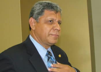 De un paro cardiaco fallece exministro de Gobernación, Ernesto Zelayandía