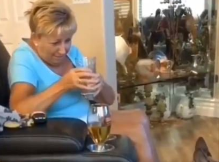 (VIDEO) Una abuela come brownies hechos con marihuana, su reacción fue graciosa