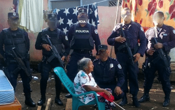 Policías de Usulután reparan vivienda de anciana desamparada