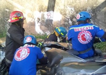 (VIDEO): Rescatan a hombre que quedó atrapado en su auto tras chocar contra un poste en La Paz