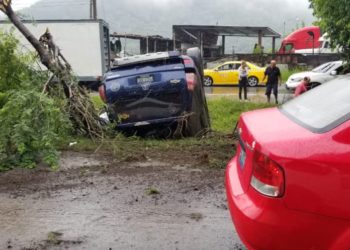 Siete lesionados deja accidente de tránsito en carretera al aeropuerto de Comalapa