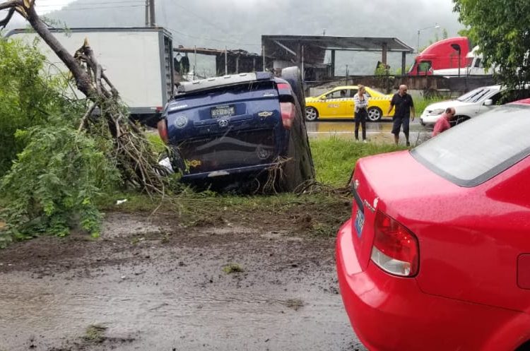 Siete lesionados deja accidente de tránsito en carretera al aeropuerto de Comalapa