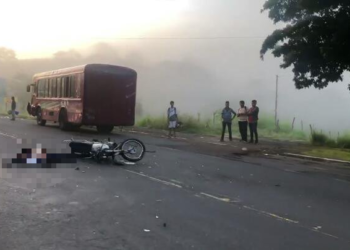 Motociclista muere por sobrepasar de forma imprudente un vehículo y choca con autobús en San Miguel