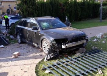 (VIDEO) Adolescente derriba el muro de un colegio con el auto de su padre