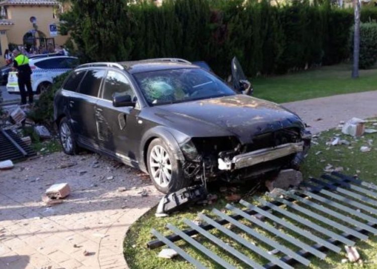(VIDEO) Adolescente derriba el muro de un colegio con el auto de su padre