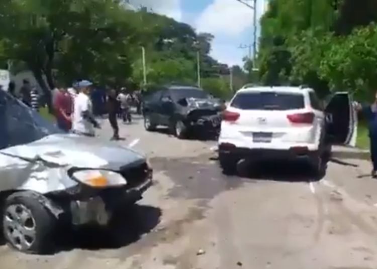 (VIDEO) Tres lesionados deja accidente de tránsito en la autopista a Comalapa