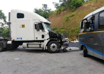 Cabezal causa accidente de tránsito en carretera de oro