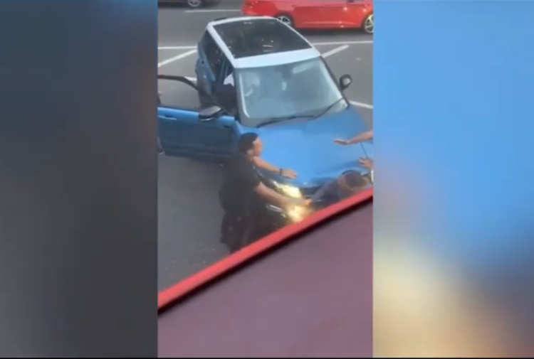 (VIDEO) Una mujer quedó atrapada entre dos autos durante una discusión de tránsito frente en Londres