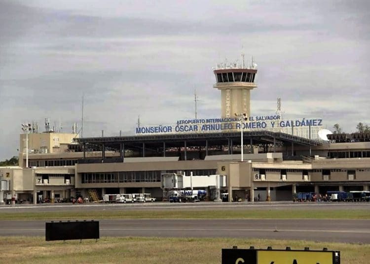 Avión A37 de la FAES aterriza de emergencia en Aeropuerto San Óscar Romero