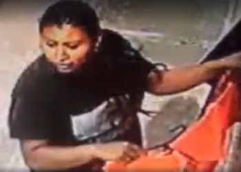 (VIDEO): Mujer hurta camiseta del C.D. Águila de una venta de ropa en San Miguel