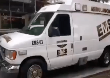 (VIDEO) Paramédicos se pelean por el traslado de una persona accidentada que grita de dolor