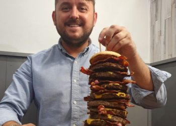 El reto de comer una hamburguesa de 10 carnes o morir en el intento