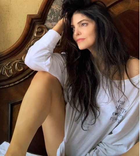 (VIDEO) Con blusa transparente, Ana Barbara ‘desata’ pasiones en concierto