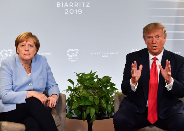 La canciller Angela Merkel se ríe de Trump por decir que tiene sangre alemana