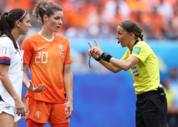 Por primera vez una mujer arbitrará la final de la Supercopa de Europa entre Chelsea y el Liverpool