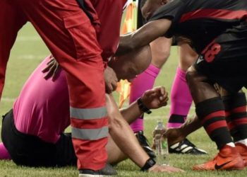 (VIDEO) Árbitro es herido por la explosión de una bengala en juego de la Europa League