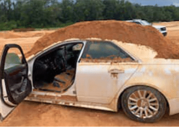 Atacó a su novia con una excavadora e intentó enterrarla viva