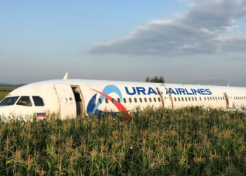 (VIDEO) Avión ruso aterriza de emergencia en campo de maíz, hubo 23 heridos
