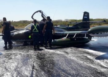 Avión A37 de la FAES aterriza de emergencia en Aeropuerto San Óscar Romero