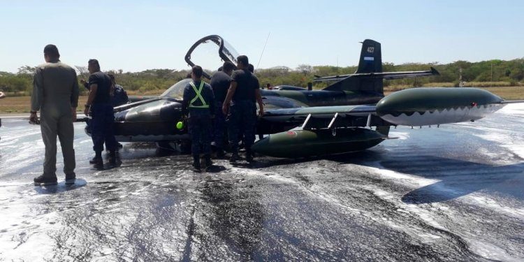 Avión A37 de la FAES aterriza de emergencia en Aeropuerto San Óscar Romero