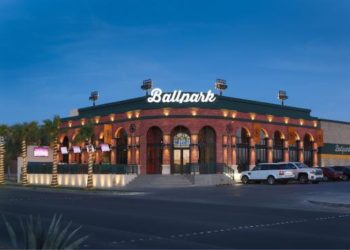 (VIDEO) Sicario aprovechó que hombre cenaba para asesinarlo