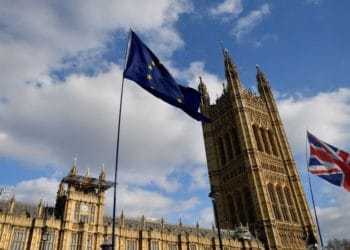 Reino Unido firma orden para desligarse de legislación europea