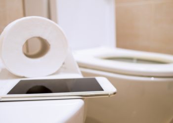 Por quedarse sentado en el baño jugando con su celular, a joven se le sale el recto