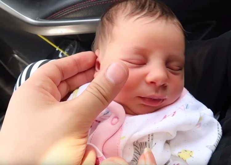 (VIDEO) Pareja de youtuber es investigada por abusar de su bebé para tener más fans