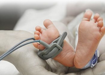 Niña en coma por error de meseros de restaurante que sirvieron soda cáustica por jugo a niña de 22 meses