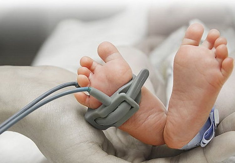 Niña en coma por error de meseros de restaurante que sirvieron soda cáustica por jugo a niña de 22 meses