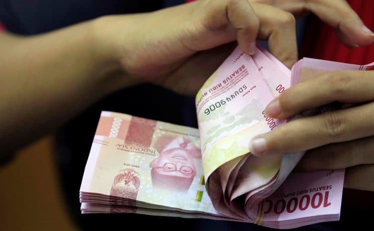 Las termitas se comen los ahorros que abuela y nieta guardaban en el armario